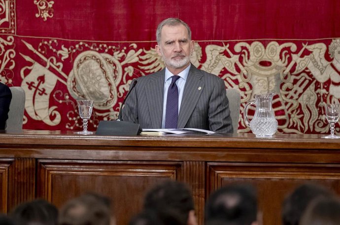 El Rey Felipe VI durante la entrega de los despachos de secretario de embajada a la LXXVII promoción de la carrera diplomática, en la Escuela Diplomática, a 26 de febrero de 2026, en Madrid (España).