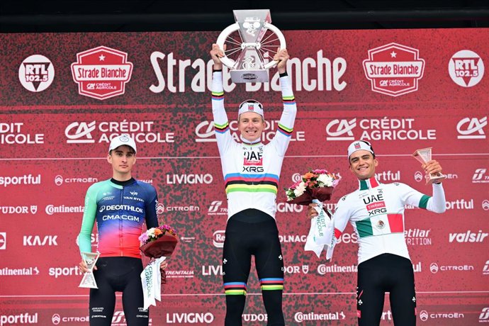 Paul Seixas, Tadej Pogacar e Isaac Del Toro en el podio de la Strade Bianche