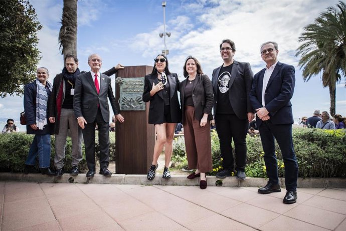 El Paseo Marítimo Antonio Banderas suma un monolito dedicado a Rossy de Palma.