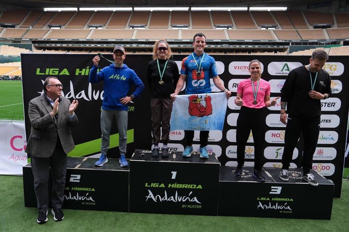 El consejero de Turismo y Andalucía Exterior de la Junta de Andalucía, Arturo Bernal, justo a los ganadores de la Liga Híbrida Andalucía.