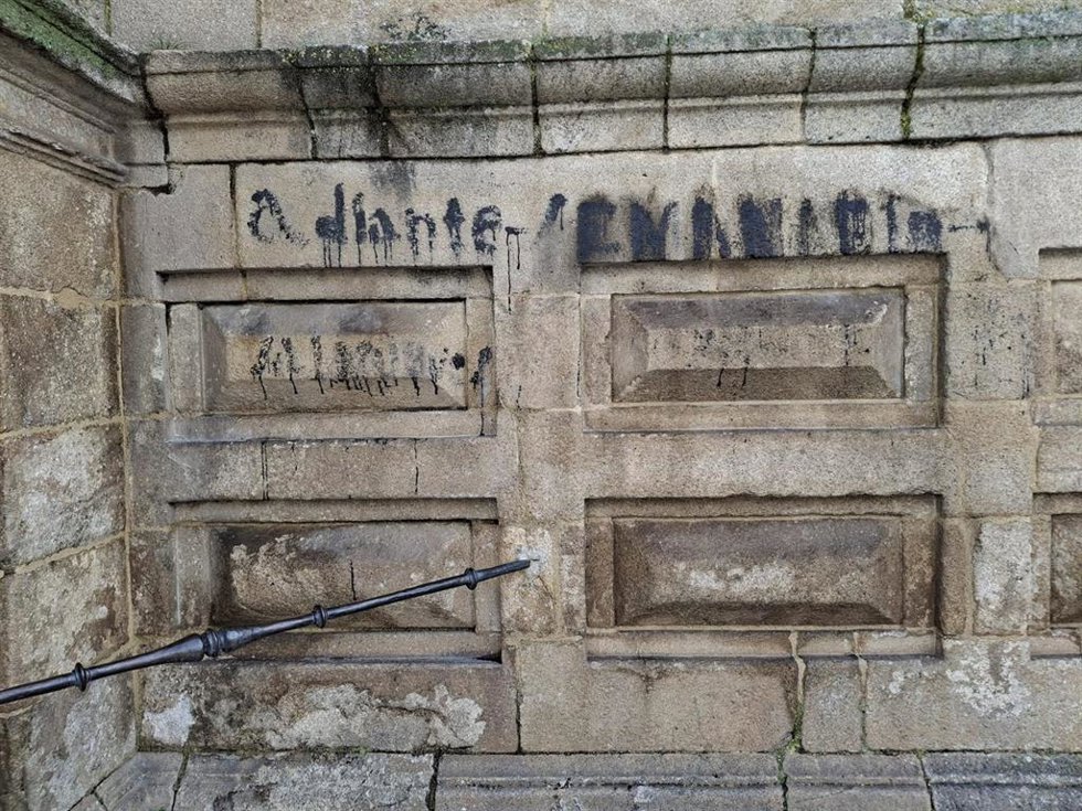 Pintada en la fachada del monasterio de Celanova de las Mocidades Galeguistas, a 6 de marzo de 2026.