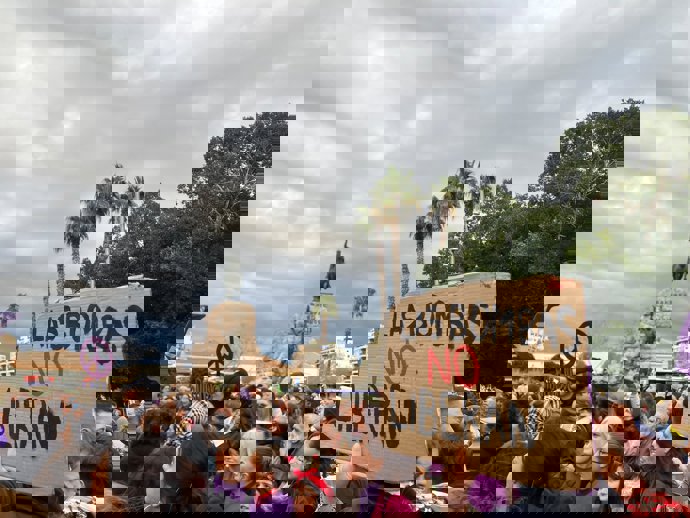 Un cartel contra la guerra en la manifestación de la Coordinadora Transfeminista.