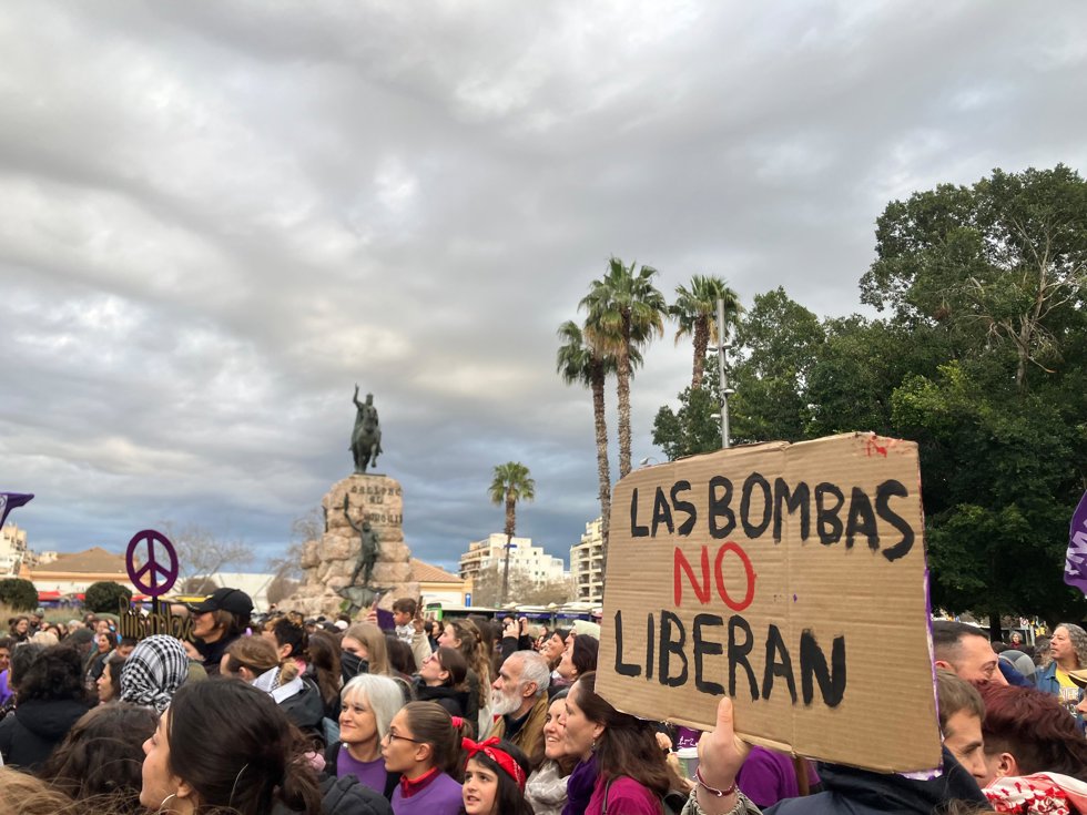 Un cartel contra la guerra en la manifestación de la Coordinadora Transfeminista.