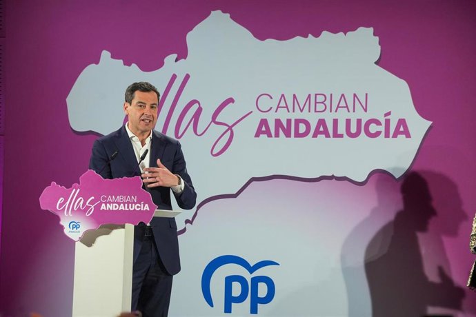 Archivo - El presidente de la Junta de Andalucía y del PP-A, Juanma Moreno, en una imagen de archivo de 2024 en el acto de entrega de los premios 'Ellas cambian Andalucía', organizado por su partido con motivo del 8M, Día Internacional de la Mujer.