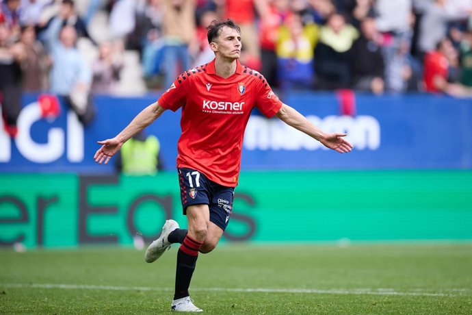 Ante Budimir, do CA Osasuna, comemora após marcar o segundo gol da equipe durante a partida da LaLiga EA Sports entre o CA Osasuna e o RCD Mallorca no El Sadar, em 7 de março de 2026, em Pamplona, Espanha.