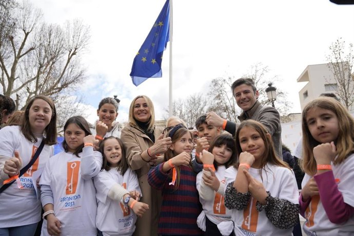 La alcaldesa de Granada, Marifrán Carazo, en el acto cultural celebrado en la Fuente de las Batallas.