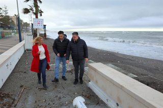 El alcalde de Torrox visita daños por los temporales.
