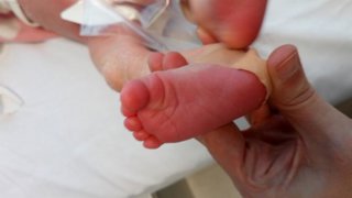 Archivo - Prueba del talón en el Hospital Vall d'Hebron de Barcelona.