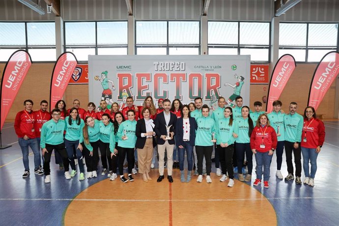 Deportistas y representantes institucionales durante la entrega de trofeos del Trofeo Rector de Universidades de Castilla y León 2026 en Valladolid.