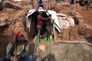Archivo - RUBAYA, April 4, 2025  -- This photo taken on Feb. 13, 2025 shows miners working in Rubaya, a mining town in eastern Democratic Republic of the Congo (DRC). TO GO WITH "Feature: In DR Congo's Rubaya, coltan is both boon and bane"