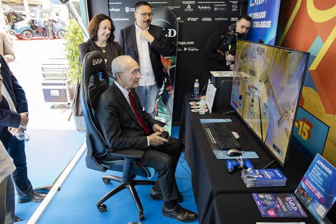 Inauguración de La Villa del Mar, espacio del Festival de Málaga que une tecnología y cultura.