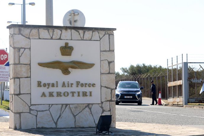 NICÓSIA, 2 de março de 2026 — Esta foto tirada em 2 de março de 2026 mostra a entrada da base da RAF (Força Aérea Real) em Akrotiri, Chipre. A base aérea britânica em Akrotiri, na costa sul de Chipre, foi atingida por um drone na madrugada de segunda-feir
