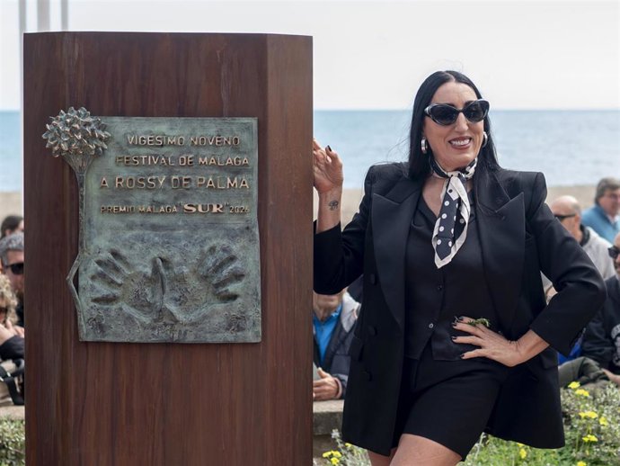 Rossy de Palma descubre su monolito en el Paseo de la Fama Antonio Banderas, en el Festival de Cine de Málaga. Europa Press