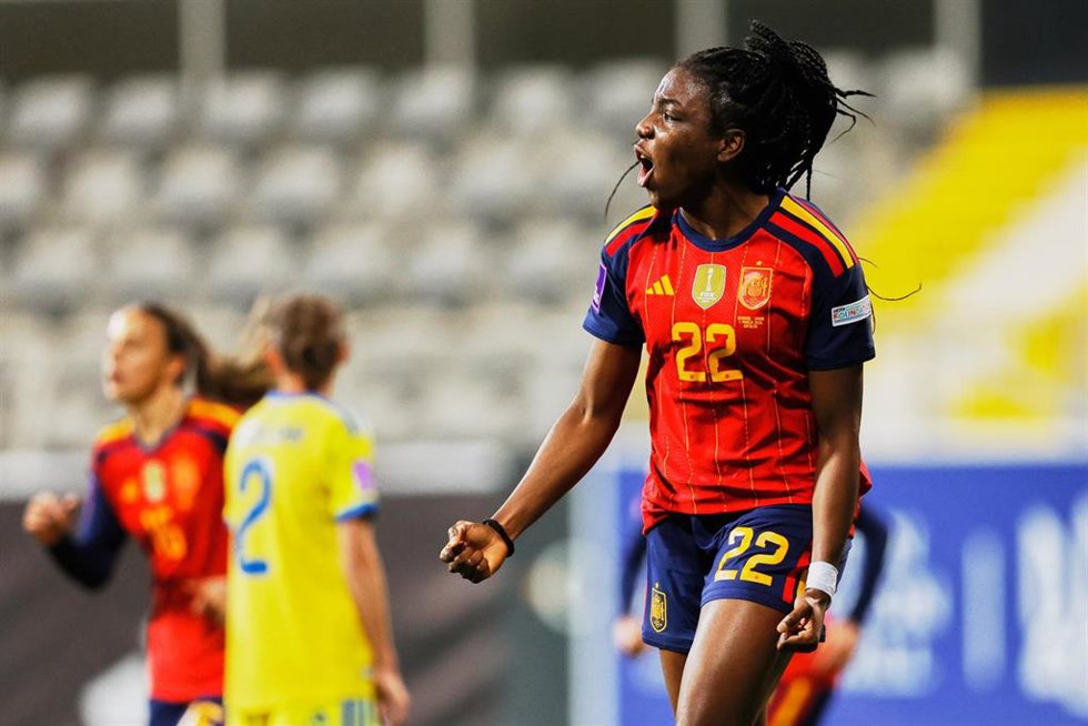 Edna Imade celebra un gol con la selección española de fútbol.