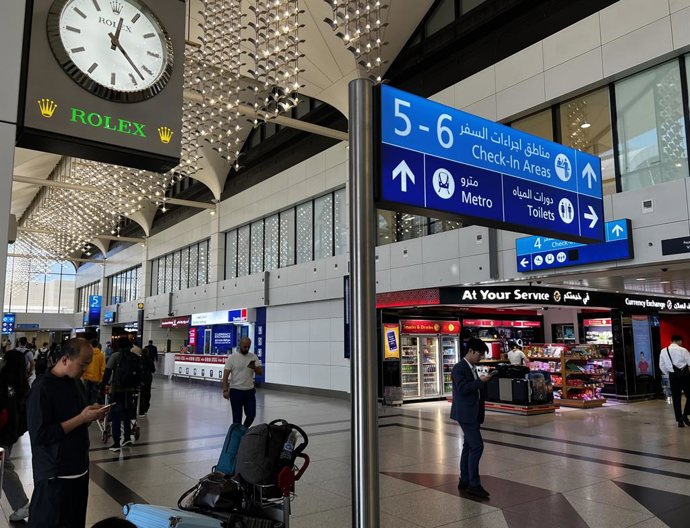 DUBAI, 7 de março de 2026 — Esta foto tirada em 7 de março de 2026 mostra uma vista interna do Aeroporto Internacional de Dubai, nos Emirados Árabes Unidos (EAU). A companhia aérea Emirates, com sede em Dubai, anunciou no sábado que retomou as operações d