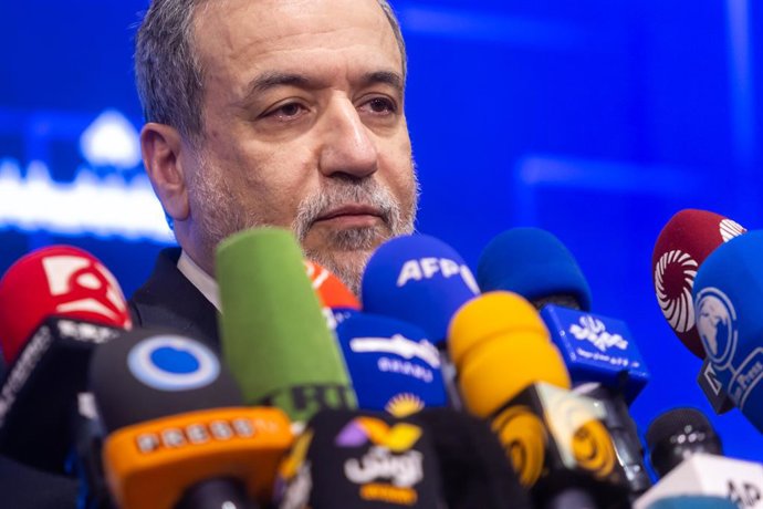 8 de fevereiro de 2026, Teerã, Irã: Abbas Araghchi, ministro das Relações Exteriores do Irã, durante sua coletiva de imprensa semanal.