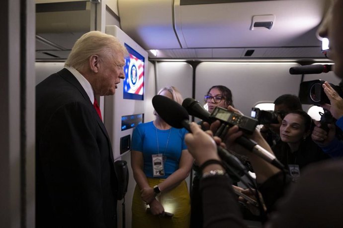 Archivo - Donald Trump con la prensa a bordo del 'Air Force One'