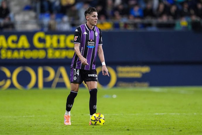 Archivo - Ivan Alejo of Real Valladolid in action during the Spanish league, LaLiga Hypermotion, football match played between Cadiz CF and Real Valladolid at Nuevo Mirandilla stadium on November 9, 2025, in Cadiz, Spain.