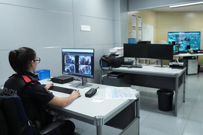 Archivo - Varias personas trabajan en el Centro de control de Transportes Metropolitanos de Barcelona (TMB), a 13 de noviembre de 2025, en Barcelona, Catalunya (España).