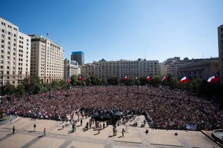 Multitud congregada a las puertas del palacio de La Moneda para despedir a Gabriel Boric.