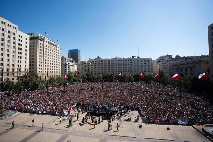 Multitud congregada a las puertas del palacio de La Moneda para despedir a Gabriel Boric.