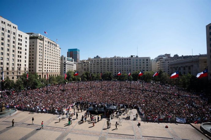 Multitud congregada a las puertas del palacio de La Moneda para despedir a Gabriel Boric.