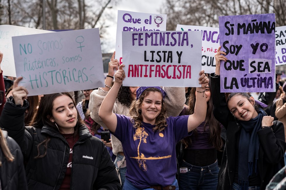 Personas portan pancartas con lema 'Feminista, lista y antifascista' y 'No somos histéricas, somos históricas' durante la manifestación convocada por la Comisión 8M por el Día de la Mujer, a 8 de marzo de 2026, en Madrid (España).