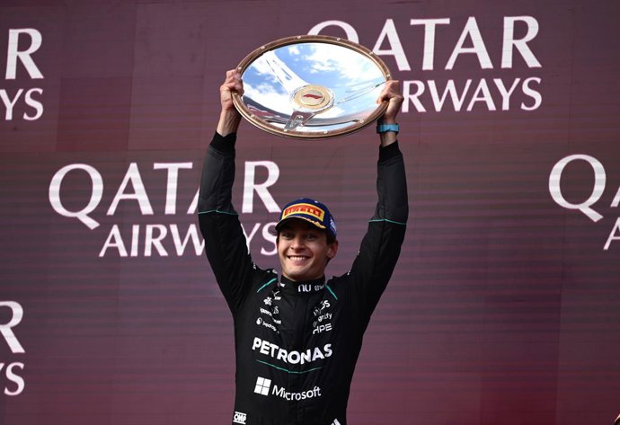 08 de março de 2026, Austrália, Melbourne: O piloto britânico de Fórmula 1 George Russell, da equipe Mercedes, comemora no pódio após vencer o Grande Prêmio da Austrália de 2026 no Circuito Albert Park. Foto: Joel Carrett/AAP/dpa