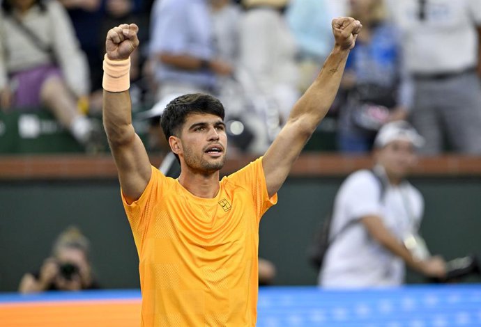 7 de março de 2026 Carlos Alcaraz (ESP) agradece ao público após derrotar Gregor Dimitrov (BUL) durante a partida da segunda rodada do BNP Paribas Open, realizado no Indian Wells Tennis Garden, em Indian Wells, Califórnia. Obrigatório