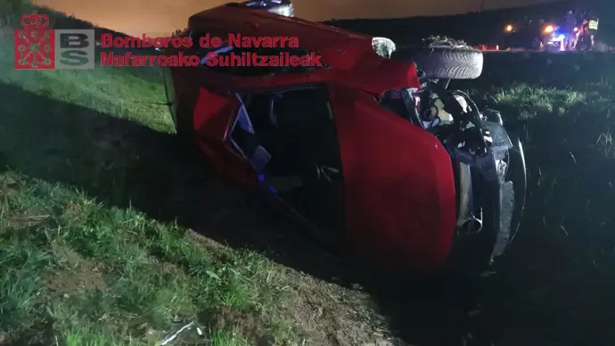Imagen del vehículo siniestrado en Noáin. - BOMBEROS DE NAVARRA