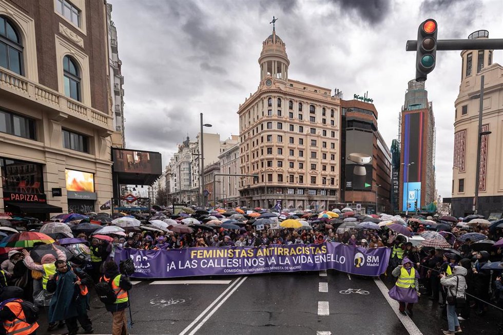 Archivo - Cientos de personas durante la manifestación convocada por la Comisión 8M por el Día de la Mujer.