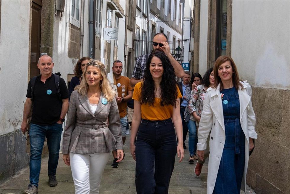 Archivo - La vicepresidenta segunda del Gobierno y ministra de Trabajo, Yolanda Díaz, junto a la cabeza de lista de Compostela Aberta (CA), María Rozas, en las elecciones municipales de 2023.