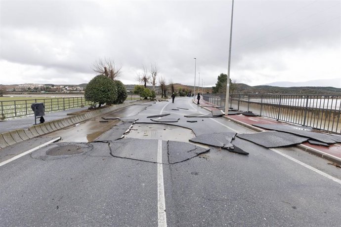 Imagen de archivo de los graves desperfectos que el temporal ha ocasionado a la carretera de acceso a Huétor Tajar (Granada).