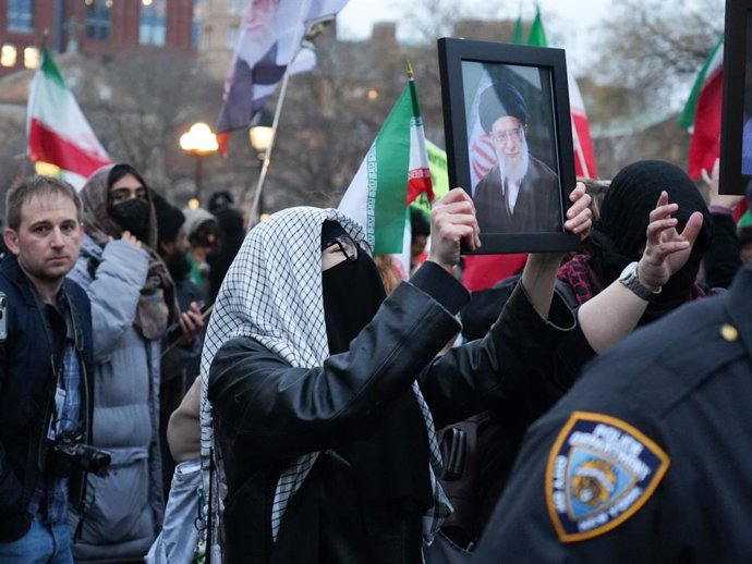 Nova Iorque, NY, 6 de março: Vigília pelo aiatolá Ali Khamenei no Washington Square Park, em 6 de março de 2026. Crédito: Xavier Diaz/AdMedia