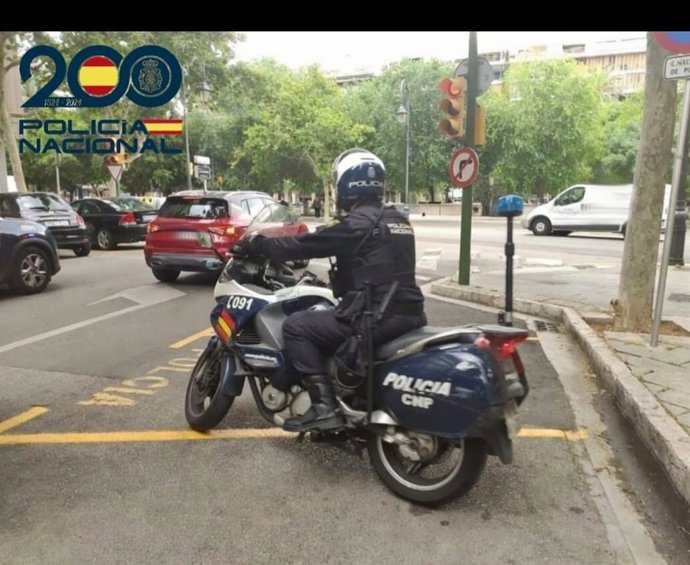 Un agente de la Policía Nacional en Palma.