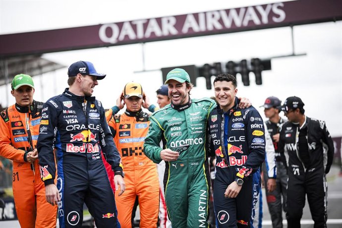 Max Verstappen, Fernando Alonso e Isack Hadjar antes del Gran Premio de Australia