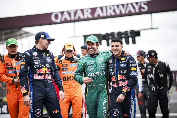 Max Verstappen, Fernando Alonso e Isack Hadjar antes del Gran Premio de Australia