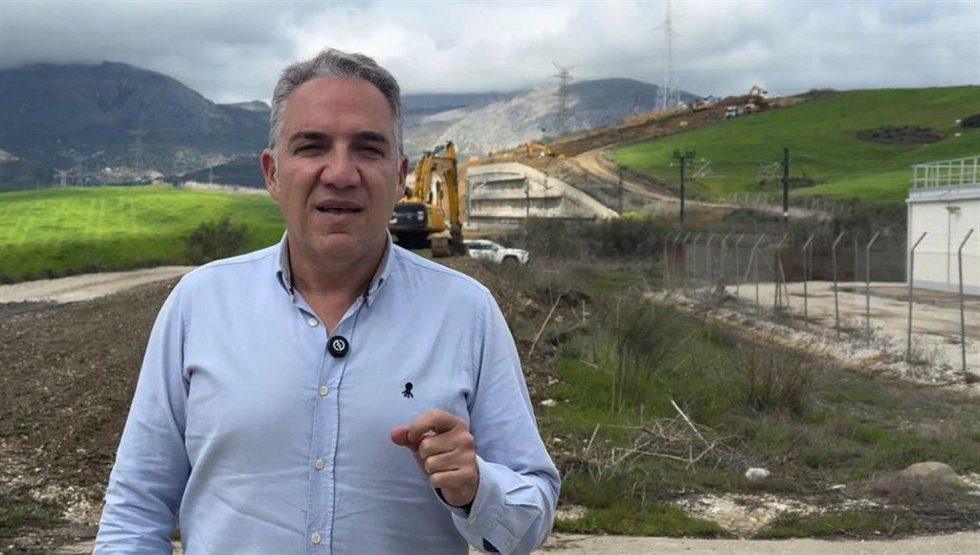 El vicesecretario de Coordinación Autonómica y Local y Análisis Electoral del PP y diputado nacional por Málaga, Elías Bendodo, en su visita a Álora (Málaga)
