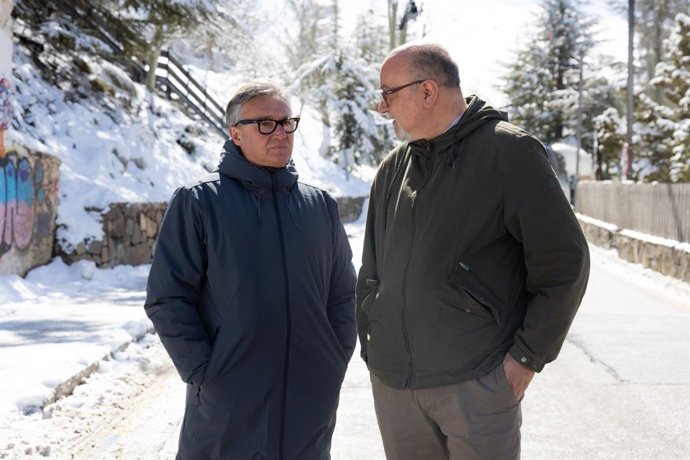 El portavoz de Vox Andalucía, Manuel Gavira (izquierda) y el diputado por Córdoba de Vox Andalucía, Alejandro Hernández (derecha), conversando en Sierra Nevada (Granada).