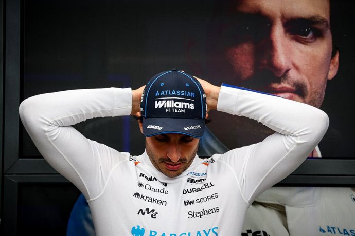 7 de março de 2026, Melbourne, Victoria, Austrália: MELBOURNE, AUSTRÁLIA - 7 DE MARÇO DE 2026: Carlos Sainz, da Espanha, e a equipe Atlassian Williams F1 reagem após a qualificação no Grande Prêmio da Austrália de 2026 no Albert Park, em Melbourne, Austrá