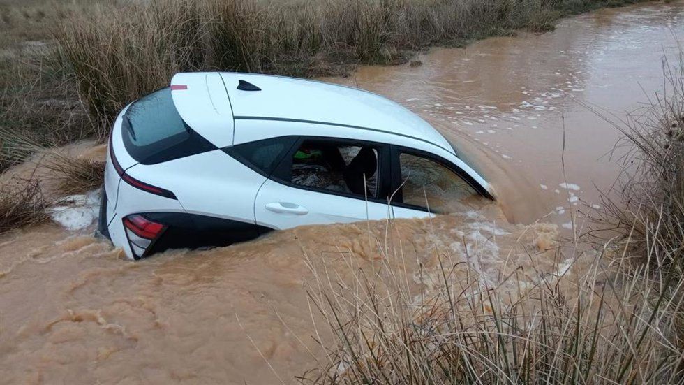 Vehículo arrastrado por un torrente de agua en las inmediaciones de la laguna de Gallocanta. Dos personas y dos perros han sido rescatados este sábado por los Bomberos de la DPT tras ponerse a salvo subiéndose al techo del vehículo.