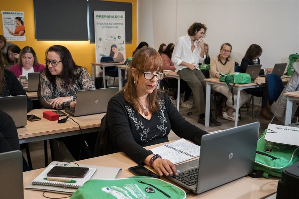 Mujeres participando en el programa de formación en competencias digitales y profesionales 'Preparadas', de la Junta de Andalucía.