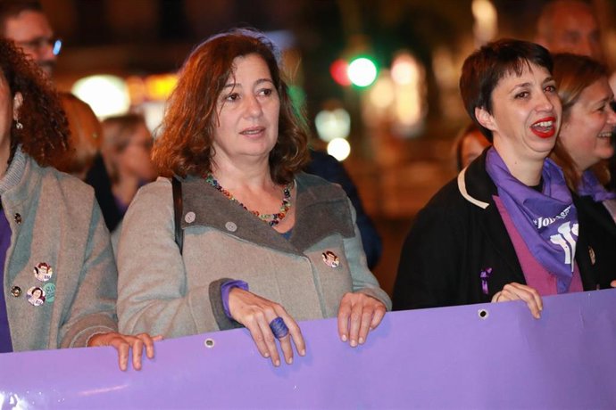 Archivo - Francina Armengol (i), durante la manifestación encabezada por el Moviment Feminista de Mallorca por el 8M, Día Internacional de la Mujer, a 8 de marzo de marzo de 2023, en Palma de Mallorca, Mallorca, Baleares (España)