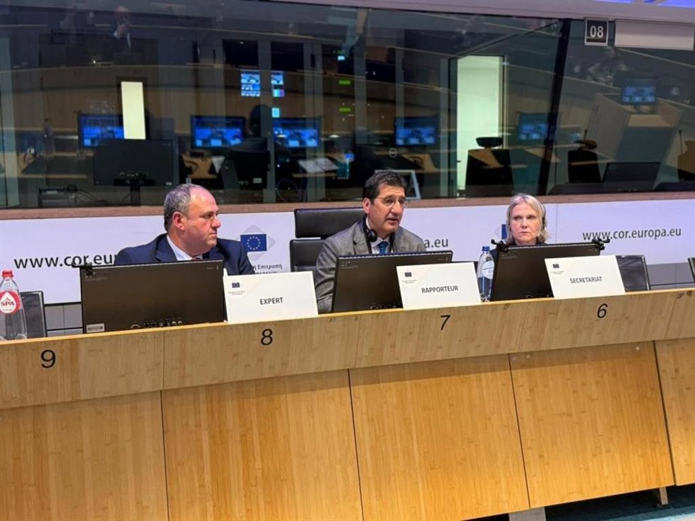 C-LM recoge un centenar de propuestas en Europa al dictamen sobre relevo generacional que está liderando