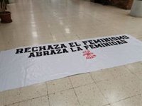 La UCM denuncia la vandalización de material del 8M en Ciencias Políticas por parte de una treintena de encapuchados