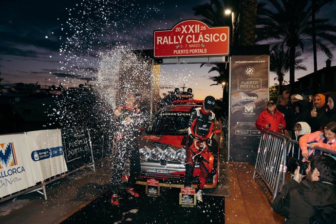 El francés Romain Dumas, tras conquistar el Rally Clásico Isla de Mallorca