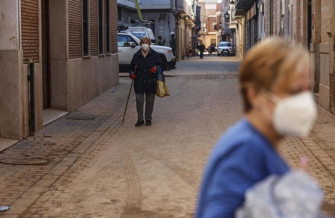 Archivo - Una mujer camina por la calle, a 28 de noviembre de 2024, en Paiporta, Valencia