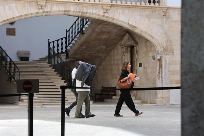Archivo - Los acusados de asesinato de un bebé al arrojarlo a un contenedor a su llegada a la Audiencia Provincial de Palma, a 24 de octubre de 2025, en Palma de Mallorca, Baleares (España). 