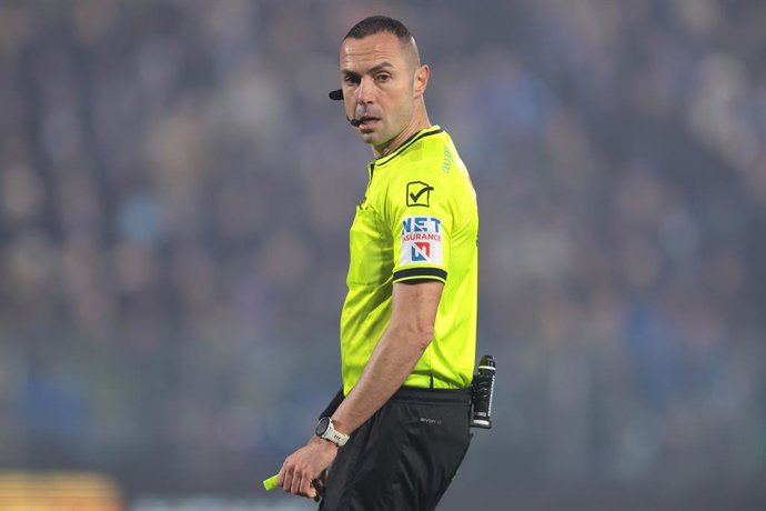 Archivo - January 15, 2026, Como: Como, Italy, 15th January 2026. The Referee Marco Guida looks across his shoulder during the Como 1907 vs AC Milan Serie A match at Stadio Giuseppe Sinigaglia, Como.