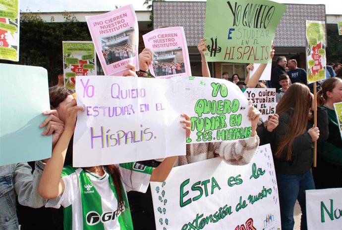 La comunidad educativa del IES Híspalis en una concentración en protesta por el "cierre inminente" del centro. En imagen de archivo.